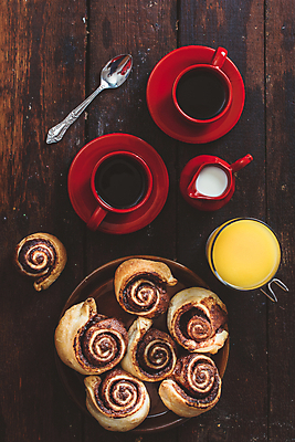 포토 JPG 해외이미지 커피 음료 음식 백그라운드 크리스마스 겨울 유리 디저트 나선형 덴마크 사람없음 목재 컵 세로 갈색 케이크 초콜릿 빵집 사막 우유 소용돌이 대접 신선 달콤 맛 아침식사 오렌지주스 설탕 굽기 날것 상승 반죽 브런치 롤 건포도 번 시나몬 어려움 페스츄리 핸드메이드 해외202004 시나몬롤 해외포토 나무 식기 계절 기념일 빵 컬러 컨셉 무늬 재료 재질 포도 유제품 북유럽 상점 식사 회오리 과일주스 구이 건과일 파일형식 이미지허브
