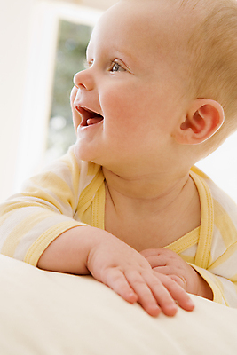 포토 JPG 해외이미지 주간 백인 남자 행복 휴식 주택 실내 한명 미소 소년 세로 눕기 쌓기 기댐 아기 거짓말 결백 천진난만 해외202004 해외포토 자연요소 서양인 1 감정 어린이 컨셉 모션 표정 사람 내부 건물 파일형식 이미지허브