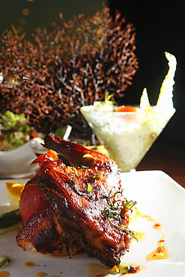 포토 JPG 해외이미지 접시 음식 채소 육류 사람없음 식당 식사 치킨 샐러드 허브 해외202004 해외포토 식물 식기 식재료 상점 닭고기요리 파일형식 이미지허브