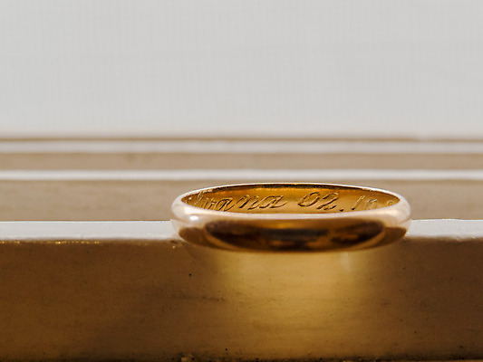 포토 JPG 해외이미지 커플 행복 결혼 백그라운드 결혼식 발렌타인데이 사랑 사람없음 빛 반사 노란색 유행 금속 흰색 축하 반지 악단 원형 황금 고급 보석 심볼 해외202004 해외포토 도형 감정 음악 컬러 컨셉 장신구 관계 데이이벤트 재질 이벤트 광석 파일형식 이미지허브