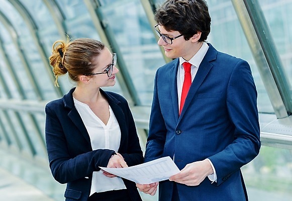 포토 JPG 해외이미지 백인 직업 응시 행복 종이 회사 비즈니스 성공 노동자 말하기 대화 사람 야외 두명 사무실 판매 가리킴 도시 작업 비즈니스맨 비즈니스우먼 동료 확인 문서 상업 긍정 보여주기 해외202004 해외포토 서양인 시선 여자 남자 감정 컨셉 관계 모션 손짓 직장인 파일형식 이미지허브