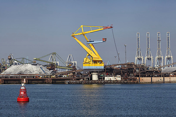 포토 JPG 해외이미지 산업 모래 바다 교통시설 하늘 항해 사람없음 물 파란색 탑 항구 기계 기차 화물 보트 컨테이너 화물선 조선소 배송 기중기 함선 해안도시 수로 포트 부둣가 로딩 뱃놀이 우크라이나 해외202004 해외포토 자연요소 건축물 유럽 육상교통 컬러 교통 배_교통 대중교통 전통놀이 운송업 도시 중장비 시설 파일형식 이미지허브