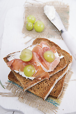 포토 JPG 해외이미지 음식 빵 다이어트 탁자 포도 치즈 샌드위치 사람없음 흰색 이탈리아음식 맛 햄 공상 단절 해외202004 해외포토 컬러 가구 컨셉 과일 유제품 서양음식 건강 육류 파일형식 이미지허브