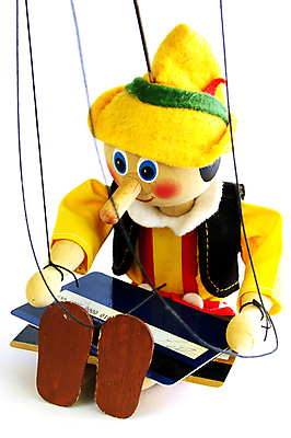 포토 JPG 해외이미지 인형 포즈 컨셉 돈 아이디어 사람없음 목재 빨간색 노란색 검은색 신용카드 고립 꼭두각시 해외202004 해외포토 나무 컬러 재료 금융 재산 파일형식 이미지허브