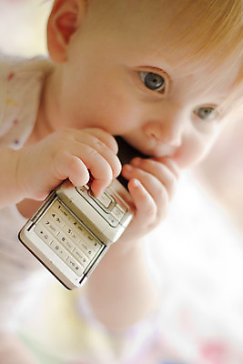 포토 JPG 해외이미지 모델 딸 행복 얼굴 어린이 자연 놀이 미래 새로움 건강 한명 미소 웃음 사람 파란색 스마트폰 흰색 아기 신생아 오픈 입 달콤 작음 먹기 부드러움 세대 돌봄 해외202004 해외포토 1 감정 컬러 컨셉 가족 모션 표정 신체부위 핸드폰 스마트기기 감각 맛 크기 생태계 파일형식 이미지허브