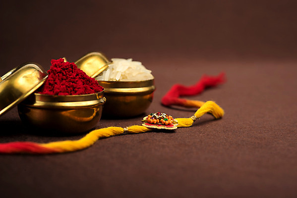 포토 JPG 해외이미지 전통 종교 문화 줄 백그라운드 밥 기념 선물 사랑 이벤트 사람없음 장식 빨간색 축제 축하 인사 악단 화려 의식 실 결합 낟알 컨테이너 인도인 손목 심볼 오브젝트 기회 예배 언니 남동생 숭배 힌두교 유대감 해외202004 해외포토 외국인 감정 산업 음악 음식 컬러 컨셉 가족 동양인 신체부위 예절 자매 동생 파일형식 이미지허브