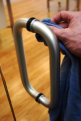 포토 JPG 해외이미지 가사 창문 유리 표면 손잡이 사람없음 목재 빛 상점 젖음 업무 오픈 씻기 상품 종업원 직원 서비스 먼지 분무기 걸레 닦기 세탁기 소매 해외202004 해외포토 나무 직업 재료 모션 재질 청결 가전제품 작업 청소도구 파일형식 이미지허브