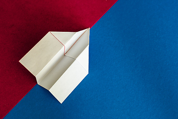 포토 JPG 해외이미지 종이 실내 사람없음 한개 종이비행기 파란배경 빨간배경 카피스페이스 해외202004 해외포토 1 백그라운드 내부 빨간색 파란색 공백 종이접기 파일형식 이미지허브