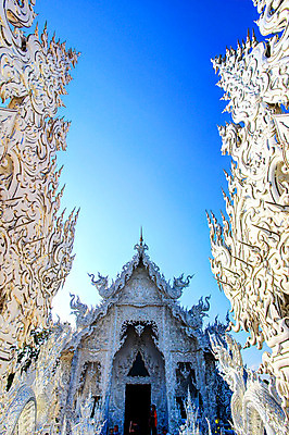 포토 JPG 해외이미지 주간 캐릭터 종교 호수 조각 불교 태국 하늘 창조 미술 사람없음 파란색 컬러풀 햇빛 조각상 반사 맑음 활발 거울 흰색 연못 사찰 수도원 일반 강렬 명품 정교 해외202004 해외포토 자연요소 아시아 컬러 컨셉 종교건축 날씨 문화예술 태양 조형물 상품 파일형식 이미지허브