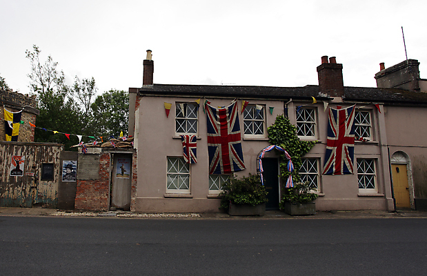 포토 JPG 해외이미지 배너 유럽 컨셉 영국 주택 사람없음 건물 빨간색 파란색 흰색 깃발 애국심 왕국 해외202004 해외포토 건축물 나라 컬러 파일형식 이미지허브