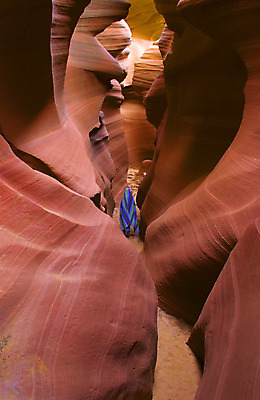 포토 JPG 해외이미지 응시 여자 모래 창문 휴식 앉기 사람없음 빨간색 파란색 골짜기 산책 하이킹 사막 동굴 담요 엿보기 명상 사암 내추럴 특별함 해외202004 해외포토 시선 컬러 컨셉 모션 자연 레저 사람 돌_바위 파일형식 이미지허브
