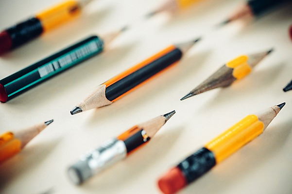 포토 JPG 스튜디오촬영 백그라운드 학용품 실내 사람없음 아웃포커스 필기구 연필 오브젝트 지우개연필 몽당연필 국내포토 문구용품 촬영기법 내부 파일형식