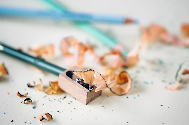 포토 JPG 스튜디오촬영 백그라운드 학용품 색연필 실내 사람없음 아웃포커스 필기구 오브젝트 연필깎이 연필가루 국내포토 문구용품 촬영기법 내부 파일형식