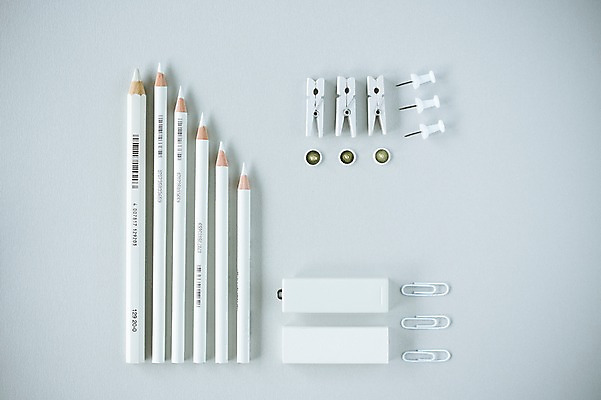 포토 JPG 스튜디오촬영 백그라운드 학용품 색연필 실내 집게 사람없음 필기구 흰색 압정 오브젝트 지우개 클립 국내포토 컬러 문구용품 내부 사무용품 파일형식