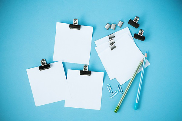 포토 JPG 스튜디오촬영 종이 백그라운드 학용품 색연필 실내 집게 사람없음 필기구 메모지 오브젝트 클립 국내포토 문구용품 내부 사무용품 파일형식