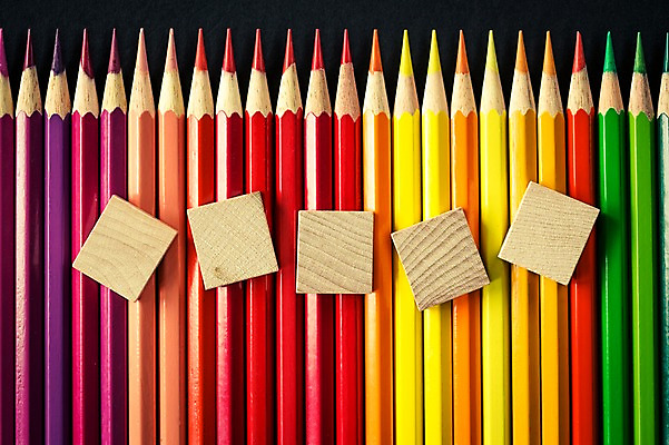 포토 JPG 스튜디오촬영 백그라운드 학용품 색연필 실내 사람없음 컬러풀 필기구 오브젝트 나무토막 국내포토 컬러 문구용품 내부 파일형식