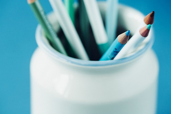 포토 JPG 스튜디오촬영 백그라운드 학용품 색연필 실내 사람없음 아웃포커스 필기구 오브젝트 연필꽂이 국내포토 문구용품 촬영기법 내부 파일형식