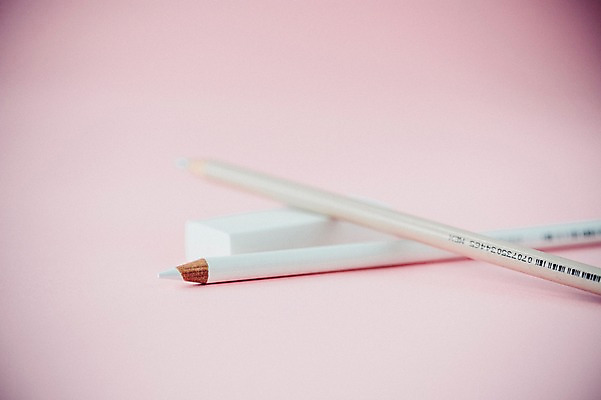 포토 JPG 스튜디오촬영 백그라운드 학용품 색연필 실내 사람없음 필기구 흰색 오브젝트 지우개 국내포토 컬러 문구용품 내부 파일형식