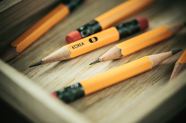 포토 JPG 스튜디오촬영 백그라운드 학용품 실내 사람없음 아웃포커스 필기구 연필 오브젝트 지우개연필 국내포토 문구용품 촬영기법 내부 파일형식