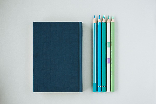 포토 JPG 스튜디오촬영 백그라운드 학용품 색연필 실내 사람없음 필기구 공책 오브젝트 국내포토 문구용품 내부 파일형식