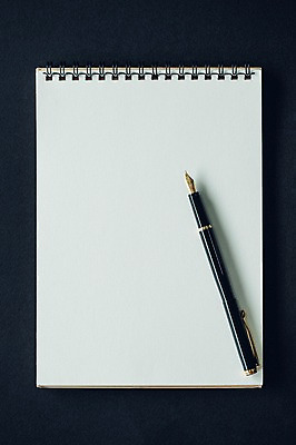 포토 JPG 스튜디오촬영 종이 백그라운드 학용품 프레임 실내 사람없음 필기구 만년필 공책 오브젝트 국내포토 문구용품 내부 펜 파일형식