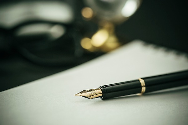 포토 JPG 스튜디오촬영 종이 백그라운드 학용품 실내 사람없음 아웃포커스 필기구 만년필 오브젝트 국내포토 문구용품 촬영기법 내부 펜 파일형식