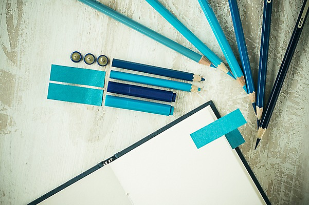 포토 JPG 스튜디오촬영 종이 백그라운드 학용품 색연필 실내 사람없음 필기구 펜 공책 압정 오브젝트 포스트잇 국내포토 문구용품 내부 사무용품 메모지 파일형식