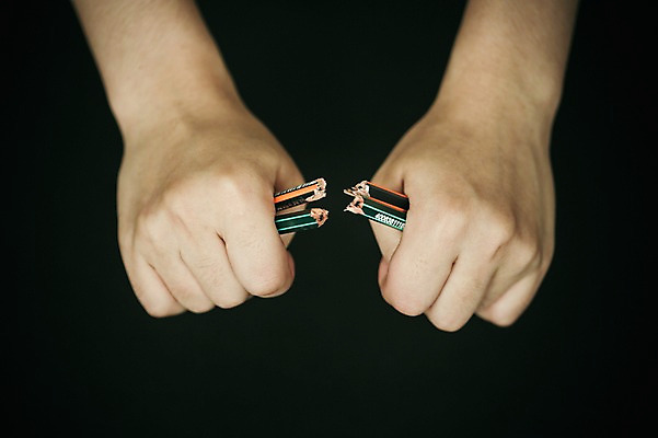 포토 JPG 스튜디오촬영 손 백그라운드 학용품 실내 사람 신체부위 필기구 연필 손상 오브젝트 국내포토 컨셉 문구용품 내부 파일형식