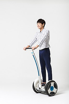 포토 JPG 스튜디오촬영 전신 남자 비즈니스 실내 정보기술 스마트라이프 한명 성인 30대 스마트기기 한국인 네트워크 스마트 스마트모빌리티 전동휠 전동스쿠터 모빌리티 국내포토 1 라이프스타일 육상교통 교통수단 컨셉 기술 사람 동양인 내부 장년 전자제품 스쿠터 파일형식