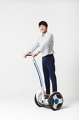 포토 JPG 스튜디오촬영 전신 남자 비즈니스 실내 정보기술 스마트라이프 한명 성인 30대 스마트기기 한국인 네트워크 스마트 스마트모빌리티 전동휠 전동스쿠터 모빌리티 국내포토 1 라이프스타일 육상교통 교통수단 컨셉 기술 사람 동양인 내부 장년 전자제품 스쿠터 파일형식