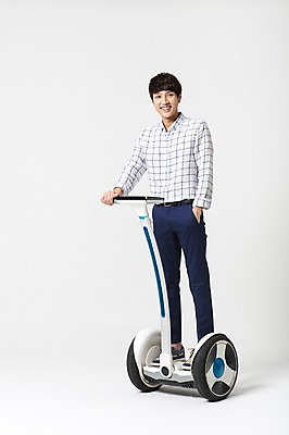 포토 JPG 스튜디오촬영 전신 남자 비즈니스 실내 정보기술 스마트라이프 한명 성인 30대 스마트기기 한국인 네트워크 스마트 스마트모빌리티 전동휠 전동스쿠터 모빌리티 국내포토 1 라이프스타일 육상교통 교통수단 컨셉 기술 사람 동양인 내부 장년 전자제품 스쿠터 파일형식