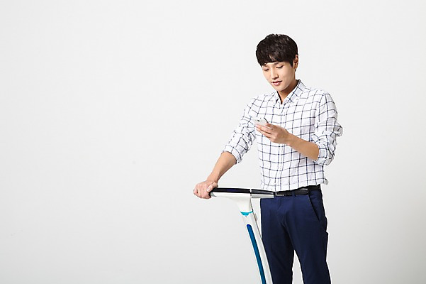 포토 JPG 스튜디오촬영 남자 비즈니스 실내 정보기술 스마트라이프 한명 성인 30대 스마트기기 한국인 네트워크 스마트 스마트모빌리티 전동휠 전동스쿠터 모빌리티 국내포토 1 라이프스타일 육상교통 교통수단 컨셉 기술 사람 동양인 내부 장년 전자제품 스쿠터 파일형식