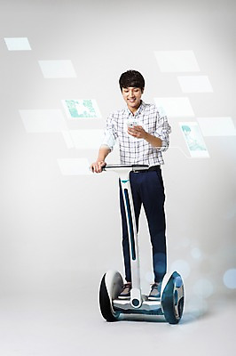 포토 JPG 스튜디오촬영 전신 남자 비즈니스 실내 정보기술 스마트라이프 한명 성인 30대 스마트기기 한국인 네트워크 스마트 디지털아트 스마트모빌리티 전동휠 전동스쿠터 모빌리티 국내포토 1 라이프스타일 육상교통 교통수단 컨셉 기술 사람 동양인 내부 장년 전자제품 스쿠터 파일형식