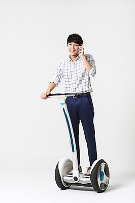 포토 JPG 스튜디오촬영 전신 남자 비즈니스 실내 정보기술 스마트라이프 한명 성인 30대 스마트기기 한국인 네트워크 스마트 스마트모빌리티 전동휠 전동스쿠터 모빌리티 국내포토 1 라이프스타일 육상교통 교통수단 컨셉 기술 사람 동양인 내부 장년 전자제품 스쿠터 파일형식
