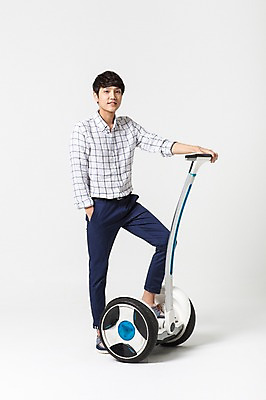 포토 JPG 스튜디오촬영 전신 남자 비즈니스 실내 정보기술 스마트라이프 한명 성인 30대 스마트기기 한국인 네트워크 스마트 스마트모빌리티 전동휠 전동스쿠터 모빌리티 국내포토 1 라이프스타일 육상교통 교통수단 컨셉 기술 사람 동양인 내부 장년 전자제품 스쿠터 파일형식