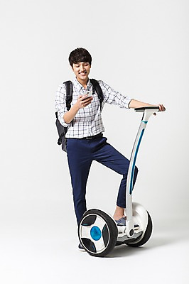 포토 JPG 스튜디오촬영 전신 남자 비즈니스 실내 정보기술 스마트라이프 한명 성인 30대 스마트기기 한국인 네트워크 스마트 백팩 스마트모빌리티 전동휠 전동스쿠터 모빌리티 국내포토 1 라이프스타일 육상교통 교통수단 컨셉 가방 기술 사람 동양인 내부 장년 전자제품 스쿠터 파일형식