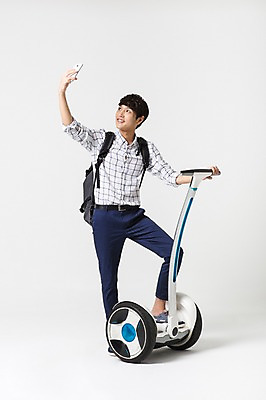 포토 JPG 스튜디오촬영 전신 남자 비즈니스 실내 정보기술 스마트라이프 한명 성인 30대 스마트기기 한국인 네트워크 스마트 백팩 스마트모빌리티 전동휠 전동스쿠터 모빌리티 국내포토 1 라이프스타일 육상교통 교통수단 컨셉 가방 기술 사람 동양인 내부 장년 전자제품 스쿠터 파일형식