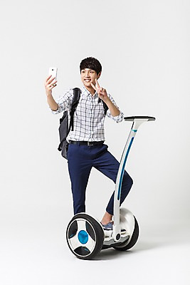 포토 JPG 스튜디오촬영 전신 남자 비즈니스 실내 정보기술 스마트라이프 한명 성인 30대 스마트기기 한국인 네트워크 스마트 백팩 스마트모빌리티 전동휠 전동스쿠터 모빌리티 국내포토 1 라이프스타일 육상교통 교통수단 컨셉 가방 기술 사람 동양인 내부 장년 전자제품 스쿠터 파일형식