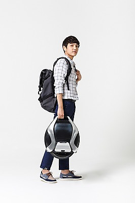 포토 JPG 스튜디오촬영 전신 남자 비즈니스 실내 정보기술 스마트라이프 한명 성인 30대 스마트기기 한국인 네트워크 스마트 백팩 스마트모빌리티 전동휠 전동스쿠터 모빌리티 국내포토 1 라이프스타일 육상교통 교통수단 컨셉 가방 기술 사람 동양인 내부 장년 전자제품 스쿠터 파일형식