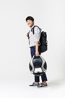 포토 JPG 스튜디오촬영 전신 남자 비즈니스 실내 정보기술 스마트라이프 한명 성인 30대 스마트기기 한국인 네트워크 스마트 백팩 스마트모빌리티 전동휠 전동스쿠터 모빌리티 국내포토 1 라이프스타일 육상교통 교통수단 컨셉 가방 기술 사람 동양인 내부 장년 전자제품 스쿠터 파일형식