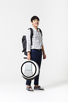 포토 JPG 스튜디오촬영 전신 남자 비즈니스 실내 정보기술 스마트라이프 한명 성인 30대 스마트기기 한국인 네트워크 스마트 백팩 스마트모빌리티 전동휠 전동스쿠터 모빌리티 국내포토 1 라이프스타일 육상교통 교통수단 컨셉 가방 기술 사람 동양인 내부 장년 전자제품 스쿠터 파일형식