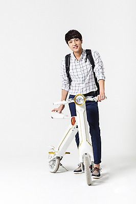 포토 JPG 스튜디오촬영 전신 남자 비즈니스 실내 정보기술 스마트라이프 한명 성인 30대 스마트기기 한국인 네트워크 스마트 백팩 스마트모빌리티 전동휠 전동스쿠터 모빌리티 국내포토 1 라이프스타일 육상교통 교통수단 컨셉 가방 기술 사람 동양인 내부 장년 전자제품 스쿠터 파일형식