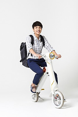 포토 JPG 스튜디오촬영 전신 남자 비즈니스 실내 정보기술 스마트라이프 한명 성인 30대 스마트기기 한국인 네트워크 스마트 백팩 스마트모빌리티 전동휠 전동스쿠터 모빌리티 국내포토 1 라이프스타일 육상교통 교통수단 컨셉 가방 기술 사람 동양인 내부 장년 전자제품 스쿠터 파일형식