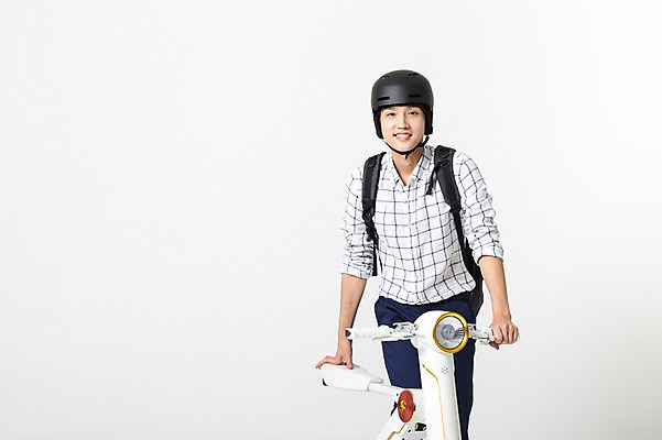 포토 JPG 스튜디오촬영 남자 비즈니스 실내 정보기술 스마트라이프 한명 성인 30대 스마트기기 한국인 네트워크 헬멧 스마트 백팩 스마트모빌리티 전동휠 전동스쿠터 모빌리티 국내포토 1 라이프스타일 육상교통 교통수단 컨셉 가방 기술 사람 동양인 내부 장년 전자제품 스쿠터 보호장비 파일형식