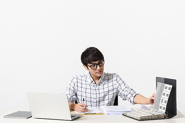 포토 JPG 스튜디오촬영 남자 비즈니스 모션 실내 정보기술 스마트라이프 한명 성인 30대 노트북 스마트기기 한국인 업무 네트워크 스마트 책상 문서 서류판 안경낌 국내포토 1 라이프스타일 안경 가구 컨셉 기술 사람 동양인 내부 장년 전자제품 사무용품 작업 파일형식