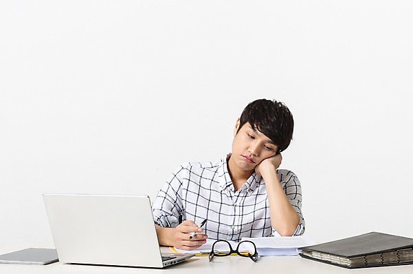 포토 JPG 스튜디오촬영 남자 안경 비즈니스 모션 실내 정보기술 스마트라이프 한명 성인 30대 노트북 스마트기기 턱괴기 한국인 업무 네트워크 지루함 스마트 책상 문서 서류판 국내포토 1 라이프스타일 잡화 감정 가구 컨셉 기술 사람 동양인 내부 장년 전자제품 사무용품 작업 파일형식