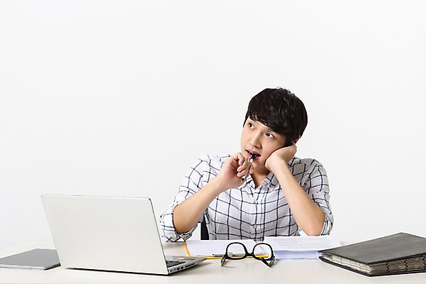 포토 JPG 스튜디오촬영 남자 안경 비즈니스 모션 실내 정보기술 스마트라이프 한명 성인 30대 노트북 스마트기기 펜 턱괴기 한국인 업무 네트워크 스마트 책상 문서 서류판 국내포토 1 라이프스타일 잡화 가구 컨셉 기술 사람 동양인 내부 장년 전자제품 필기구 사무용품 작업 파일형식