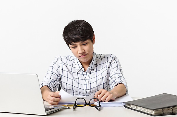 포토 JPG 스튜디오촬영 남자 안경 비즈니스 모션 실내 정보기술 스마트라이프 한명 성인 30대 노트북 스마트기기 한국인 업무 네트워크 스마트 책상 문서 서류판 국내포토 1 라이프스타일 잡화 가구 컨셉 기술 사람 동양인 내부 장년 전자제품 사무용품 작업 파일형식