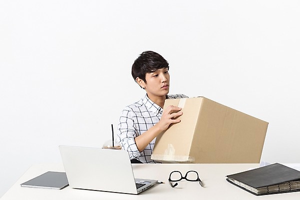 포토 JPG 스튜디오촬영 남자 비즈니스 모션 실내 정보기술 스마트라이프 한명 성인 30대 노트북 스마트기기 상자 한국인 네트워크 스마트 책상 국내포토 1 라이프스타일 가구 컨셉 기술 사람 동양인 내부 장년 전자제품 파일형식