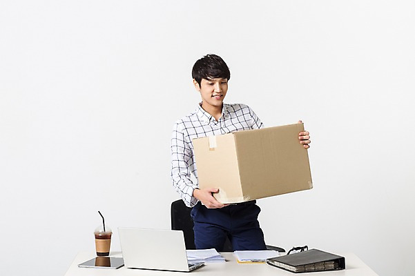 포토 JPG 스튜디오촬영 남자 비즈니스 모션 실내 정보기술 스마트라이프 한명 성인 30대 노트북 스마트기기 상자 한국인 네트워크 스마트 책상 국내포토 1 라이프스타일 가구 컨셉 기술 사람 동양인 내부 장년 전자제품 파일형식